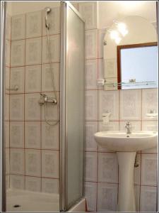 克卢日-纳波卡维拉卡萨艾利西弗酒店的浴室配有盥洗盆和带镜子的淋浴