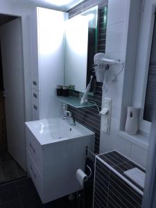 雷讷瑟Chalet SOL Y MAR的白色的浴室设有水槽和镜子