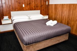 霍巴特霍巴特塔汽车旅馆的一间卧室配有一张床,上面有两条毛巾