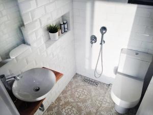 金尼昂Loukia Studios & Suites的白色的浴室设有水槽和卫生间。