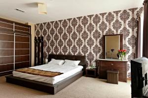 康斯坦钦-耶焦尔纳博罗威那酒店的一间卧室配有一张大床和镜子