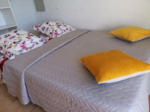 卡尔热斯Colocha的一张大床,上面有两个枕头