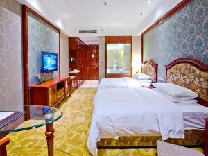 重庆重庆华辰国际大酒店的酒店客房设有两张床和电视。