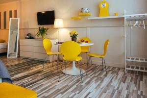 斯海弗宁恩开罗里酒店的客厅配有桌子和黄色椅子