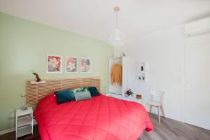 奇列B&B LeTerrazze Boutique Hotel - Torino的卧室配有粉红色的床和椅子