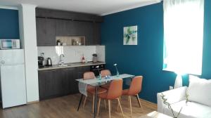 切尔诺莫雷茨Azur Apartment Deluxe的一间厨房,里面配有桌椅