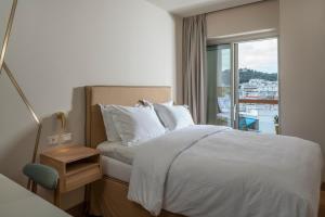 雅典Coco-mat Athens BC的酒店客房设有床和窗户。