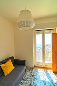 圣安吉罗山Suite Rotari - Appartamento con vista的带沙发和大窗户的客厅