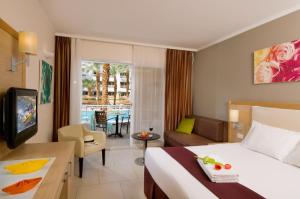 埃拉特莱昂纳多埃拉特皇家度假酒店的酒店客房设有床和客厅。