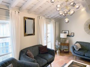 阿尔勒Arelate Séjour的客厅配有两张沙发和一个吊灯。