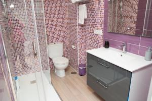 诺雅Hostal Kukia的浴室配有卫生间、盥洗盆和淋浴。