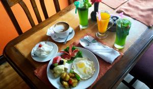 加德满都府庙乡村别墅的一张桌子,上面有一盘早餐食品和饮料