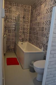MauryL'Amandier的带浴缸和卫生间的浴室。