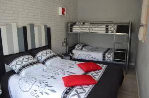 MauryL'Amandier的客房设有2张双层床和红色枕头。
