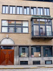 根特Quartier Leonard的砖砌建筑,设有棕色的门和窗户