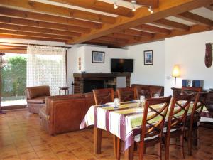 米尼赞海滩Holiday Home Roitelet by Interhome的客厅配有桌子和沙发