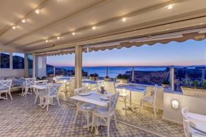 博兹贾阿达岛Ela Tenedos Hotel - Special Category的一间带桌椅的海景餐厅