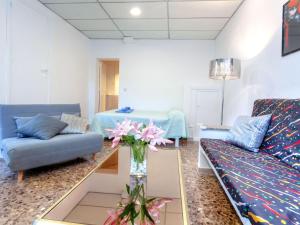 兰卡Apartment Rosa Maria by Interhome的客厅设有两张沙发和一张鲜花桌