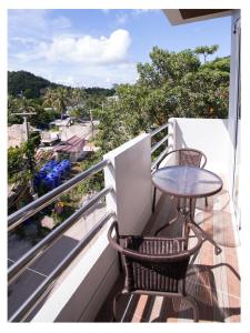 涛岛南哈辛豪斯宾馆的设有一个配有桌椅并享有美景的阳台。