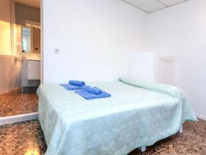 兰卡Apartment Rosa Maria by Interhome的一间卧室配有一张蓝色浴袍的床