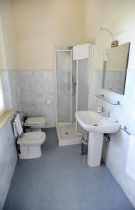 Marmirolo伊尔加迪诺德尔金帝库斯托扎酒店的浴室配有卫生间、盥洗盆和淋浴。