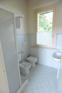 Marmirolo伊尔加迪诺德尔金帝库斯托扎酒店的白色的浴室设有卫生间和水槽。