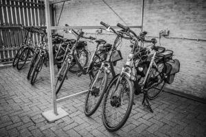 德科赫波斯查德酒店的一组自行车彼此停放