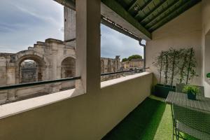 阿尔勒Studio avec balcon donnant sur les Arènes d’Arles的阳台享有建筑废墟的景色。