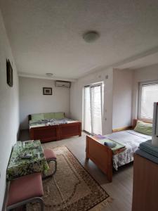 奥赫里德Villa Centar Ohrid的小房间设有两张床和一张桌子