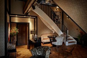 阿姆斯特丹 27号酒店 - 世界小型豪华酒店的客厅设有楼梯和桌椅