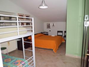 Vaglio di BasilicataCasetta dei "Prati"的一间卧室配有一张床和一张双层床。