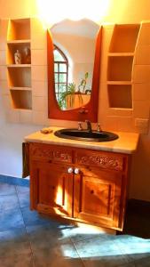 科恰班巴"Dulces Sueños"的一间带水槽和镜子的浴室