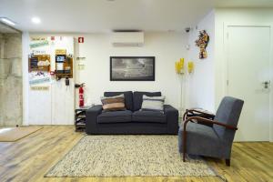 巴伦西亚Hostel Bulwark的客厅配有沙发和椅子