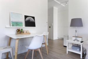 蒙蒂茹Apartamento modeno e acolhedor com terraço的白色的用餐室配有桌椅
