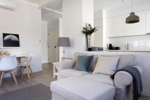 蒙蒂茹Apartamento modeno e acolhedor com terraço的白色的客厅配有沙发和桌子