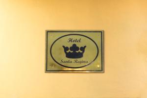 瓜纳华托圣里贾纳酒店的墙上的标志,上面有冠