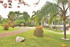 Isabela Villa Bonita - Vacation & Event Venue Sleeps 50!外面的花园