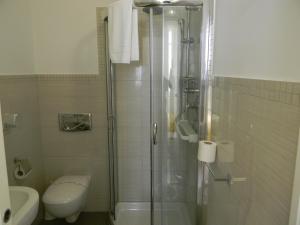 特罗佩阿维多利亚特罗佩亚住宿加早餐别墅酒店的带淋浴、卫生间和盥洗盆的浴室