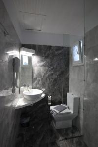 巴特斯欧贝拉维斯塔公寓式酒店的一间带水槽、卫生间和镜子的浴室
