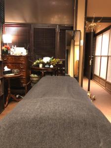下关Guest House "Ro"kumano的一间卧室配有一张大床和一个梳妆台