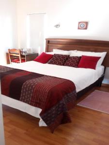 维纳德马B&B Hostel CasaMoro的一间卧室配有一张带红色枕头的大床