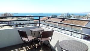 维纳德马B&B Hostel CasaMoro的阳台配有2把椅子和1张桌子,享有海景。