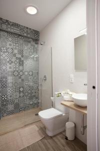 阿尔戈多纳莱斯EL PALOMAR的浴室配有卫生间、盥洗盆和淋浴。