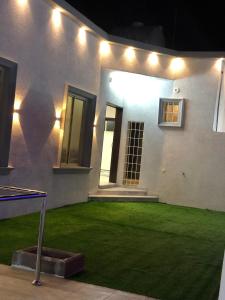 塔伊夫شاليه الماسة的一座带草坪的房屋,上面有灯