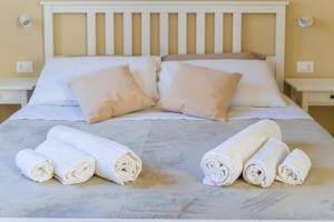 特拉帕尼Stabile Hospitality的一张床上有三条滚毛巾