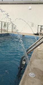 塔伊夫شاليه الماسة的游泳池,可向空气中喷水