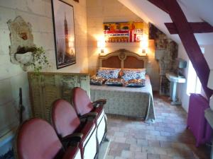 Chouzé-sur-Loire埃斯卡勒德卢尔瓦酒店的一间卧室,卧室内配有一张床和椅子