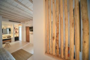 卡拉法蒂斯Myconian Crown Suites的客厅设有木板墙