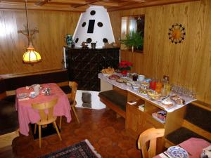 圣克里斯蒂娜Garnì Conturina的一间设有桌子和墙上花瓶的用餐室