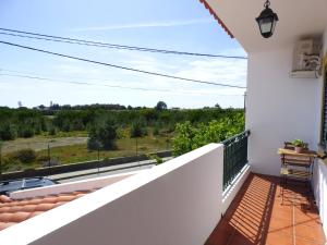 米尔芳提斯城Casa Margmar的房屋的阳台享有风景。